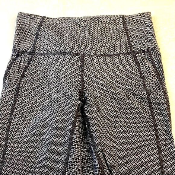 ATHLETA CRISS CROSS POWER UP 7/8 LEGGINGS - Picture 2 of 6